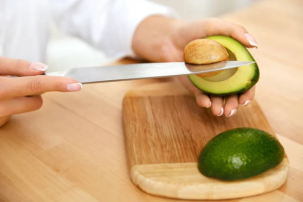 Dieta Saudável. Mulher tirando sementes de abacate — Fotografia de Stock