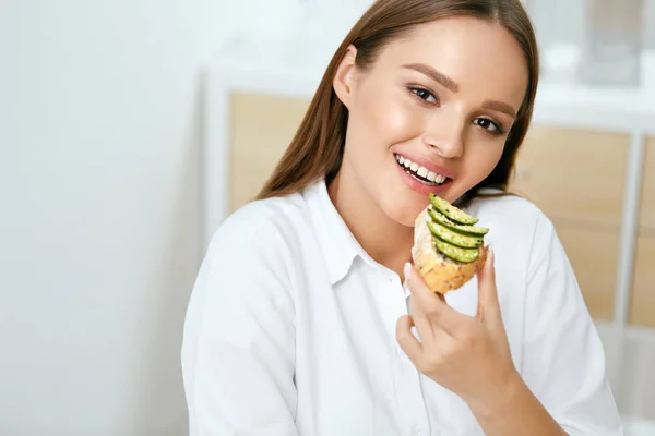 Mulher Comer Alimentação Alimentar Saudável — Fotografia de Stock