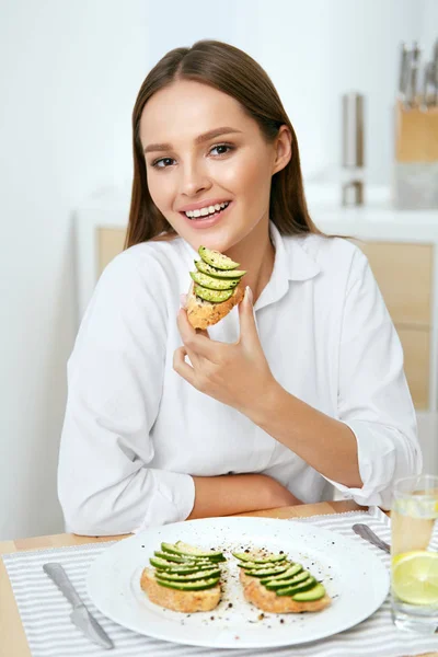 Žena jíst zdravé stravy potravin — Stock fotografie