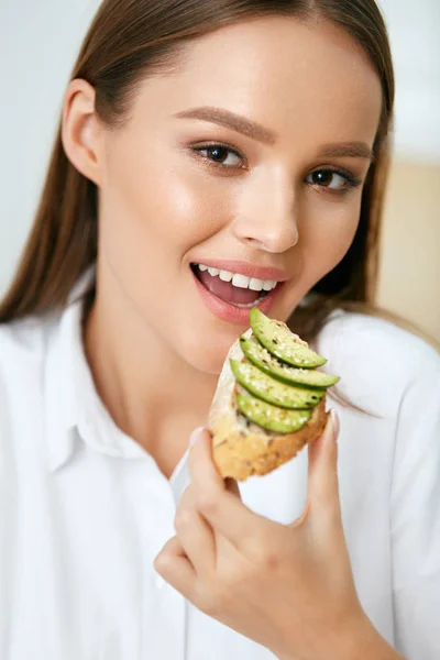 Woman Eating Healthy Diet Food — Stock Photo, Image