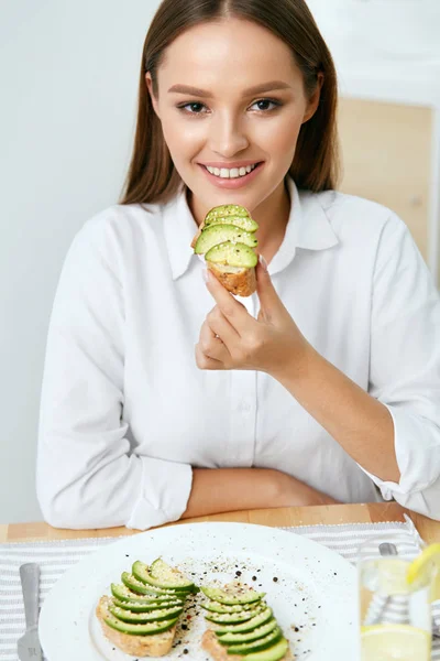 Mulher Comer Alimentação Alimentar Saudável — Fotografia de Stock