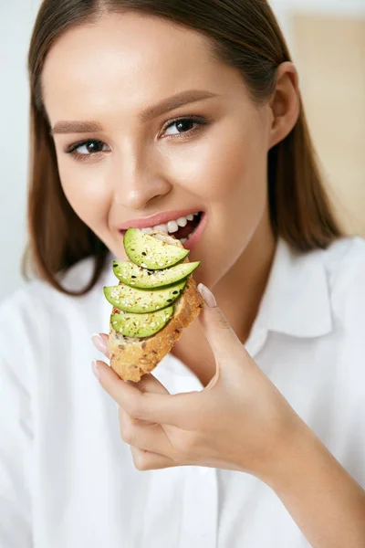 Woman Eating Healthy Diet Food — Stock Photo, Image