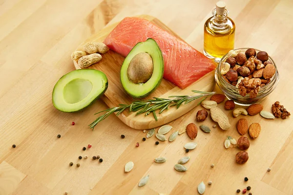 Comida saludable. Ingredientes llenos de grasa saludable en la mesa . — Foto de Stock