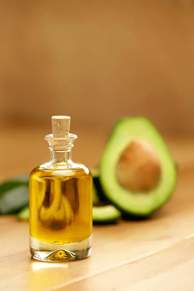 Gıda katkı maddeleri. Şişe tablo üzerinde avokado ile avokado yağı — Stok fotoğraf