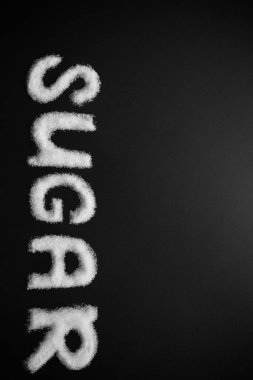 Tablo üzerinde beyaz şeker yazıt.