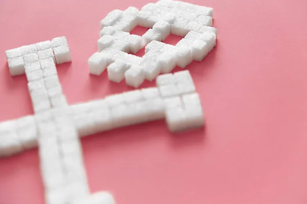 Weiße Zuckerwürfel in Form von Totenköpfen. — Stockfoto