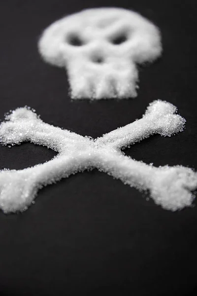 Cukru jed. Bílý cukr v podobě lebky a zkřížené hnáty. — Stock fotografie