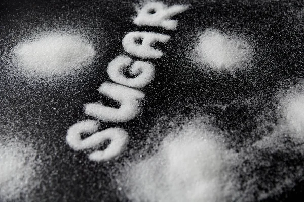 Word cukru. Cukier biały na tle — Zdjęcie stockowe