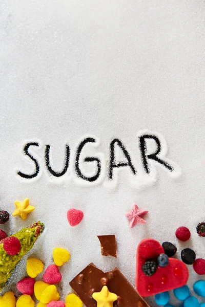 Zucker und bunte Süßigkeiten auf dem Tisch — Stockfoto