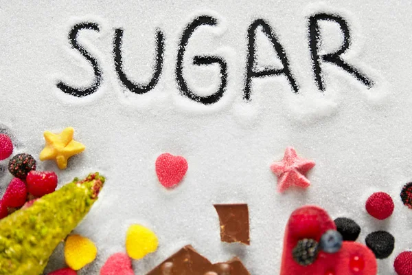 Zucker und bunte Süßigkeiten auf dem Tisch — Stockfoto