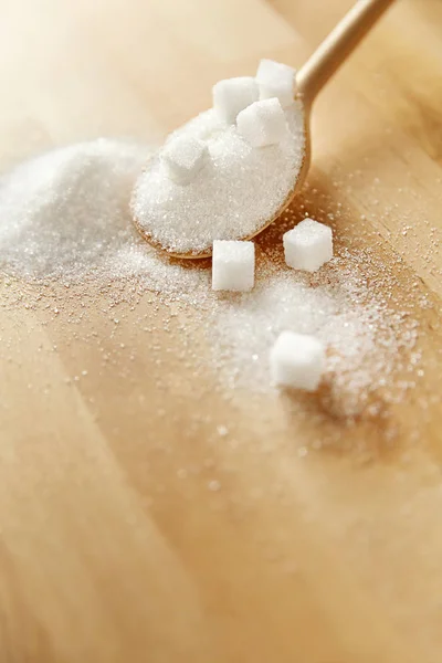 Zbliżenie na cukier biały w Spoon na stole. — Zdjęcie stockowe