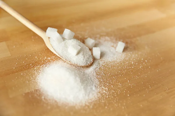 Nahaufnahme von weißem Zucker in einem Löffel auf dem Tisch. — Stockfoto