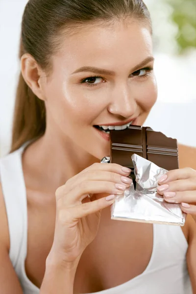 Chocolate. Happy Woman Biting Chocolate Bar. — Stock Photo, Image
