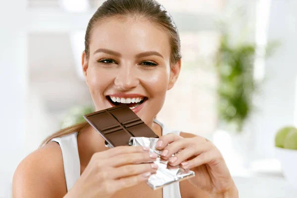Γυναίκα τρώει σοκολάτα. Όμορφο κορίτσι με γλυκά. — Φωτογραφία Αρχείου