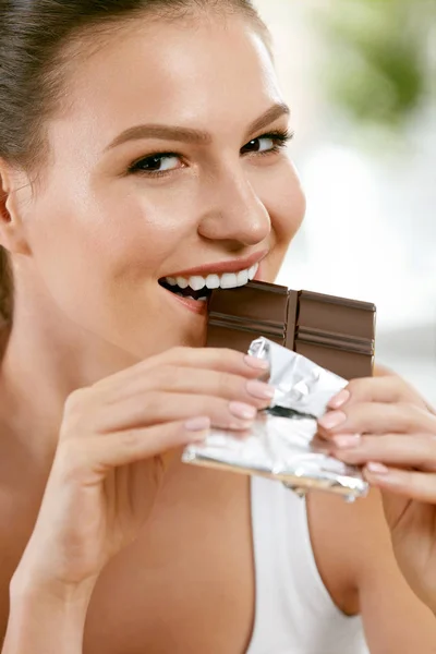Mulher a comer chocolate. Menina bonita com doces . — Fotografia de Stock