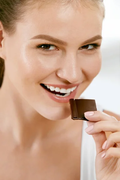 여자 먹는 초콜릿. 과자 아름 다운 소녀. — 스톡 사진