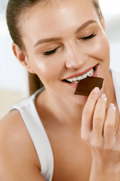 Woman Eating Chocolate. Beautiful Girl With Sweets. — Stock Photo, Image