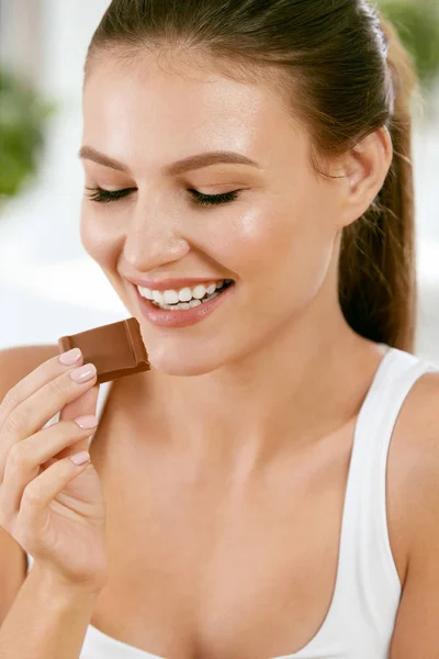 여자 먹는 초콜릿. 과자 아름 다운 소녀. — 스톡 사진