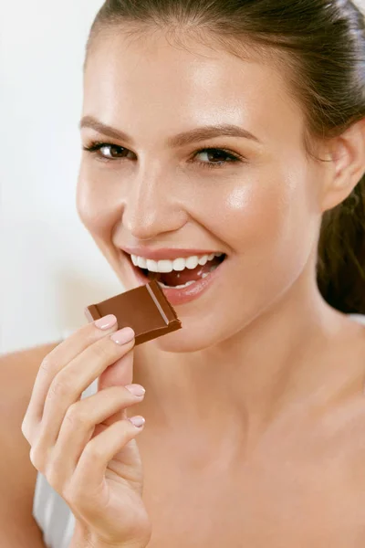 Donna che mangia cioccolato. Bella ragazza con dolci . — Foto Stock