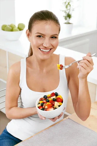 Comida saudável. Mulher feliz comendo salada com frutas . — Fotografia de Stock