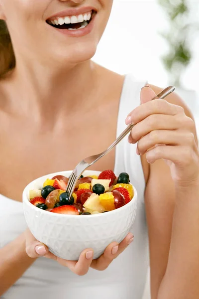 Comida saudável. Salada com frutas em mãos de mulher . — Fotografia de Stock