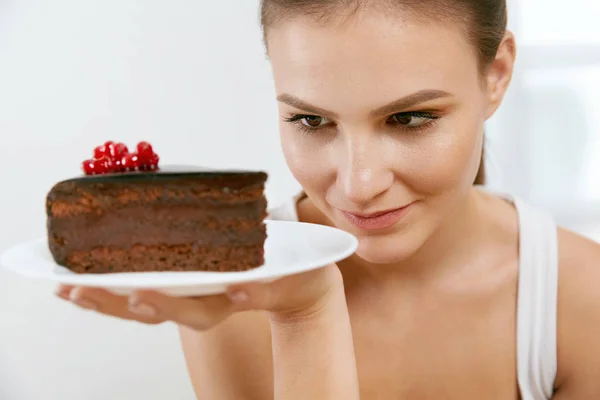 Dolce. Donna mangiare torta al cioccolato — Foto Stock