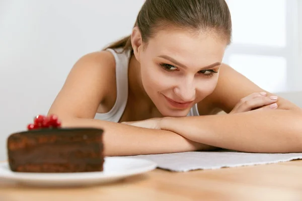 Sobremesa. Mulher comendo bolo de chocolate — Fotografia de Stock