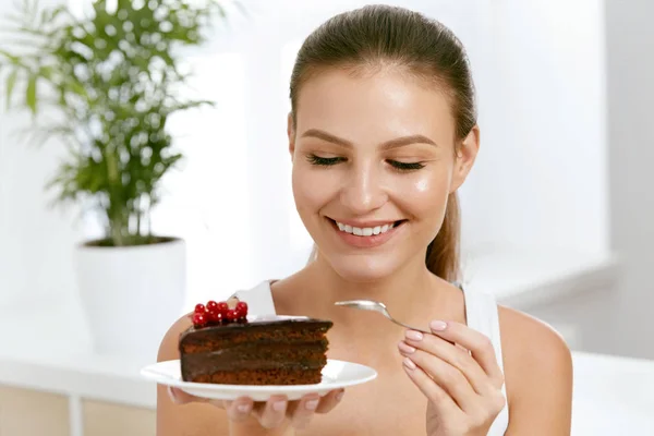 Mulher a comer bolo. Linda fêmea comendo sobremesa — Fotografia de Stock