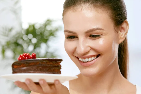 Postre. Mujer comiendo pastel de chocolate —  Fotos de Stock