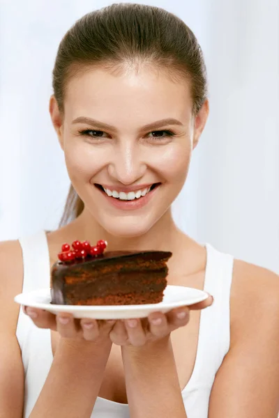 Sobremesa. Mulher comendo bolo de chocolate — Fotografia de Stock