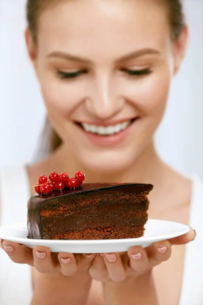 Десерт. Женщина ест шоколадный торт — стоковое фото