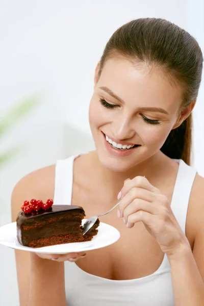 Kadın kek yeme. Güzel kadın yemek tatlı — Stok fotoğraf