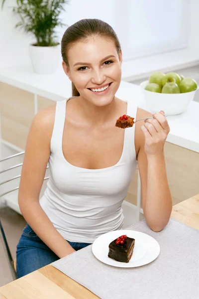 Kvinna äta tårta. Vackra kvinnliga äta Dessert — Stockfoto