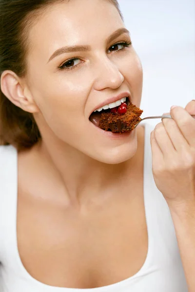Mujer comiendo pastel. Hermosa hembra comiendo postre —  Fotos de Stock
