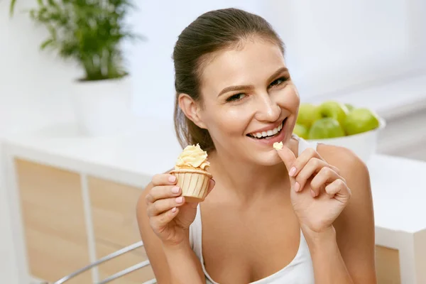 Comida. Mujer comiendo postre dulce . —  Fotos de Stock