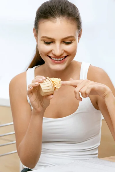 Comida. Mulher comendo doce sobremesa . — Fotografia de Stock