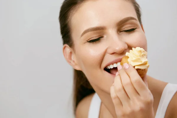 Jídlo. Žena jíst sladký dezert. — Stock fotografie