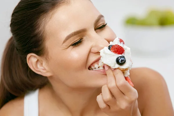Comida. Mulher comendo doce sobremesa . — Fotografia de Stock