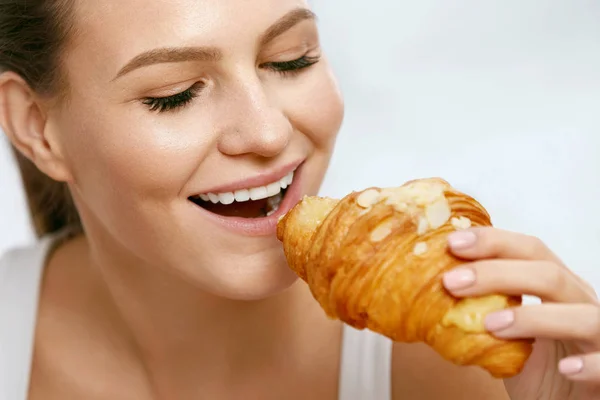 Диета. Счастливая женщина ест круассан на завтрак . — стоковое фото