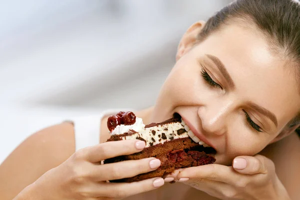 Γυναίκα τρώει τούρτα. Όμορφη γυναίκα τρώει επιδόρπιο — Φωτογραφία Αρχείου