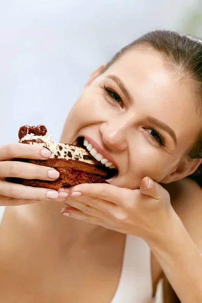 Mujer comiendo pastel. Hermosa hembra comiendo postre —  Fotos de Stock