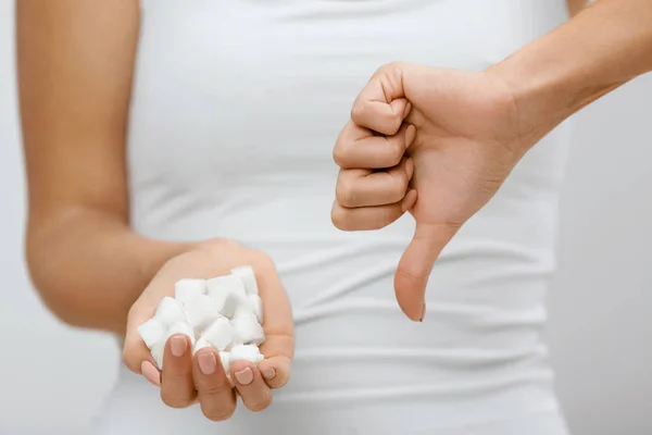 Zucker ist schlecht. Frau hält Zuckerwürfel in den Händen. — Stockfoto