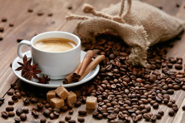 Masada kahve ve kahve çekirdeği var..