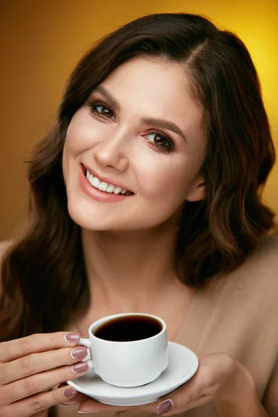 Mulher a beber café. Bebida Feminina Bebida Quente . — Fotografia de Stock