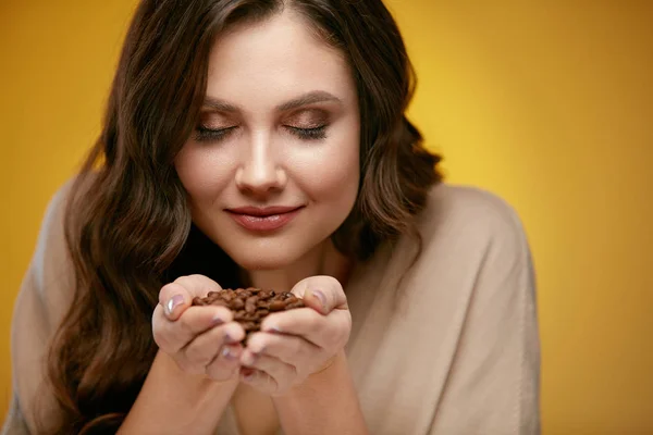 Granos de café. Hermosa mujer oliendo granos de café — Foto de Stock