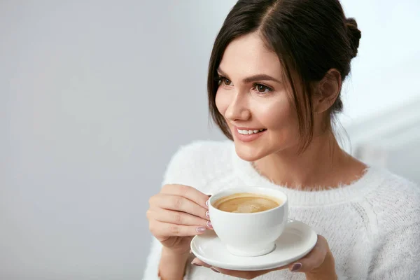 Mulher bonita com xícara de café . — Fotografia de Stock