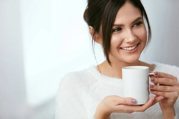Bebida de café. Taça feminina bonita segurando com bebida quente . — Fotografia de Stock