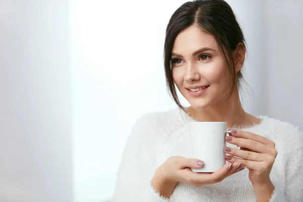 Bebe. Hermosa mujer tomando té de la taza — Foto de Stock