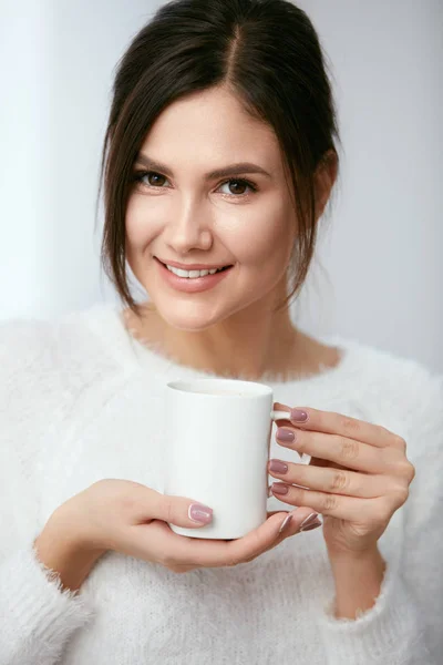 Kávé italt. Gyönyörű női gazdaság csésze forró itallal. — Stock Fotó