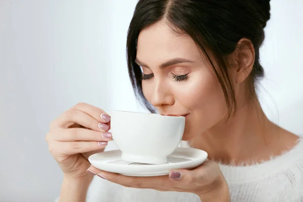 Krásná žena s šálkem kávy. — Stock fotografie
